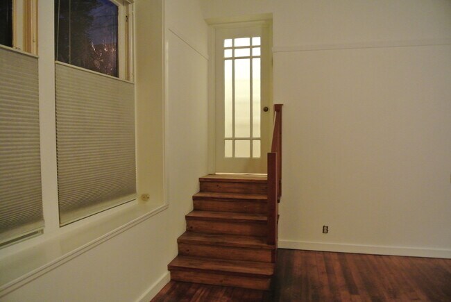 Building Photo - SUPER DEAL!!! Lovely remodeled apartment w...