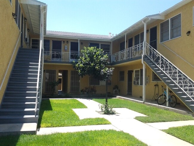 Building Photo - 1700 W Victory Blvd
