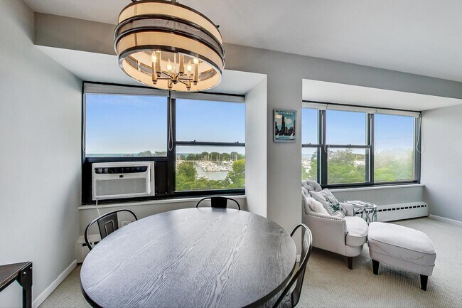 Foto del edificio - 3410 N Lake Shore Dr