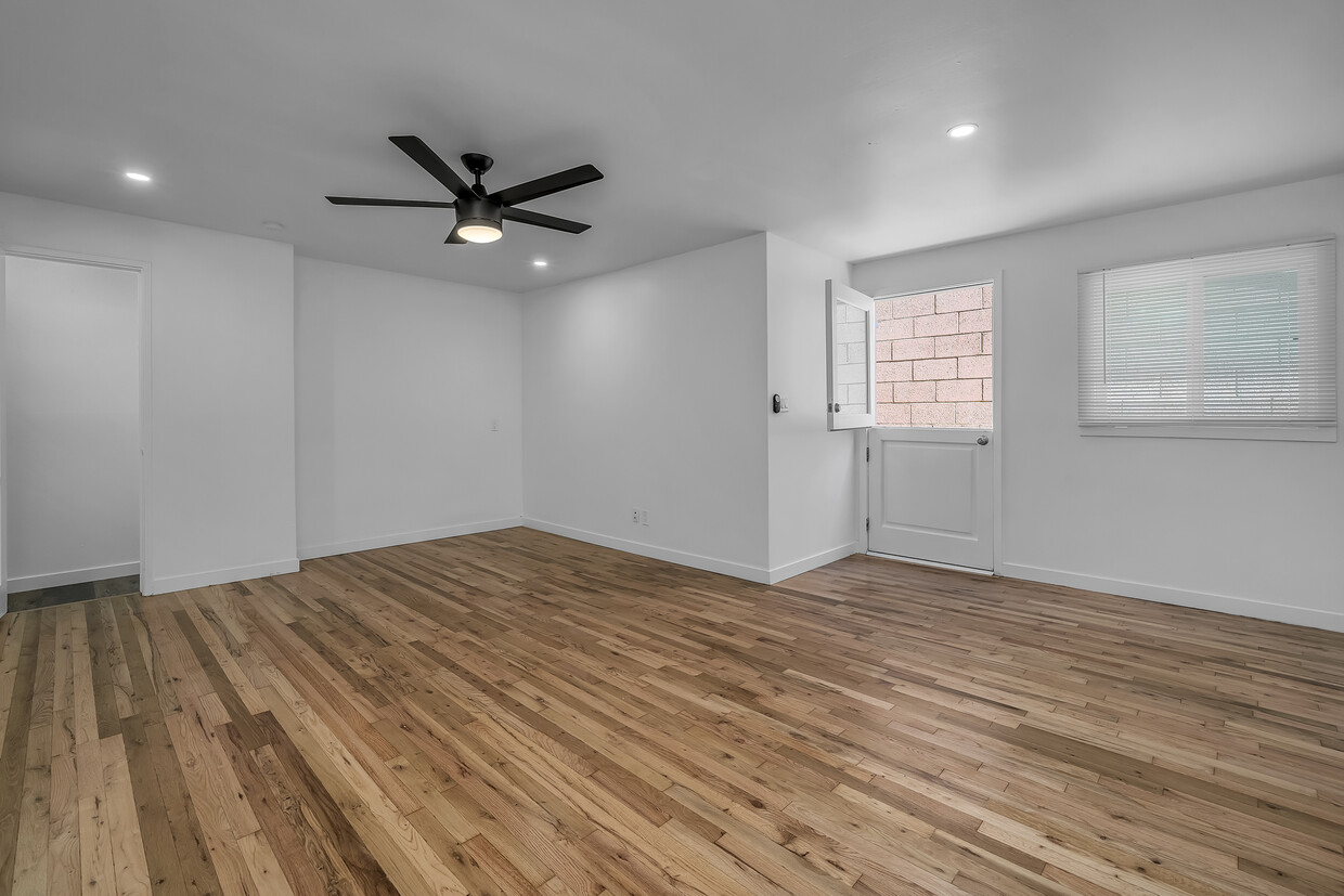 Living Area - 905 Manhattan Beach Blvd