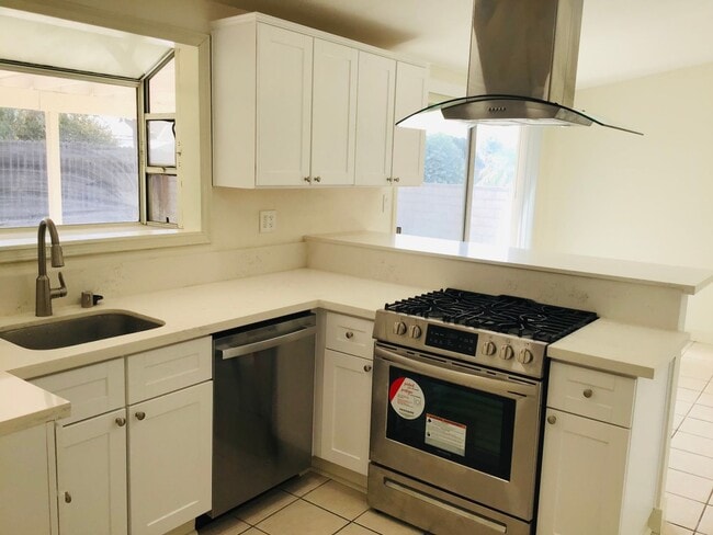 Foto del edificio - Remodeled Single-Level 3 Bedroom, 2 Bath w...