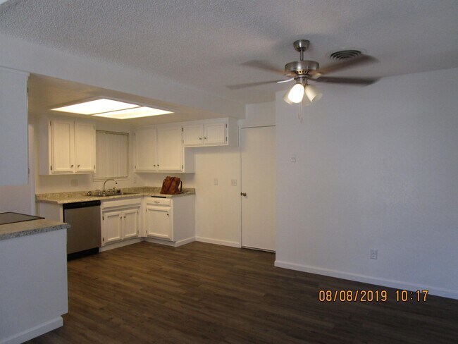 Building Photo - 1361 Val Dr