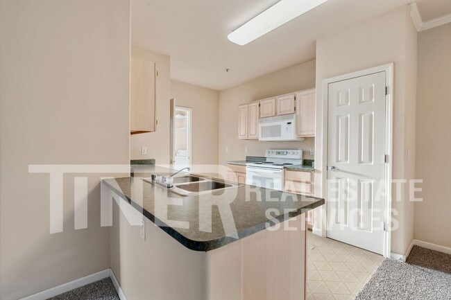 Foto del edificio - Beautiful 1 Bedroom Condo Near Roseville G...
