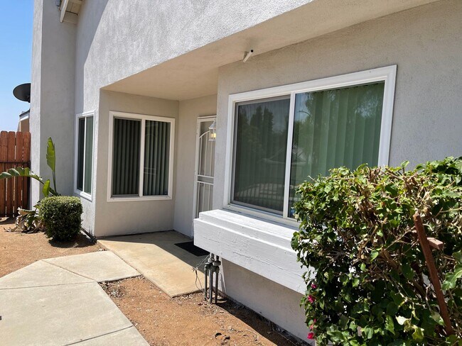 Building Photo - Great 3 Bedroom, North of the Fwy