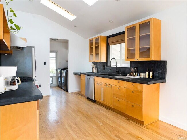 Foto del edificio - 6039 W 76th St
