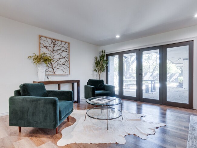 Foto del edificio - 6873 Greenwich Ln