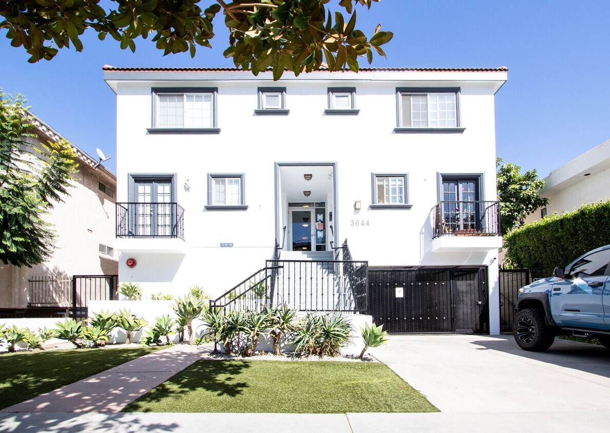 Foto principal - Discover Modern Townhome Living in Palms -...