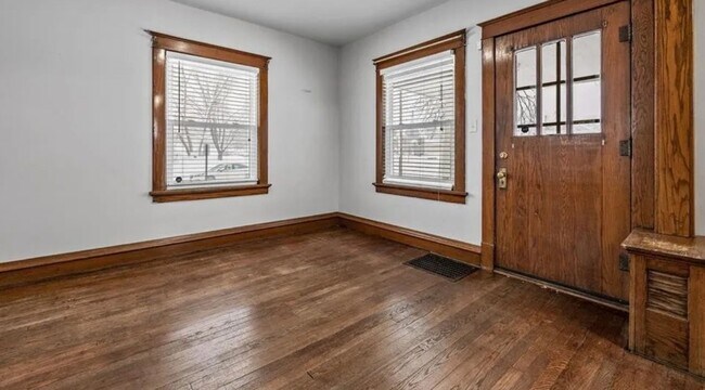 Building Photo - 2 Bedroom 1 Bathroom Home in Cedar Rapids