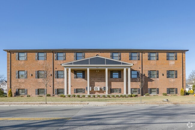 Building Photo - 747 Pontiac Ave