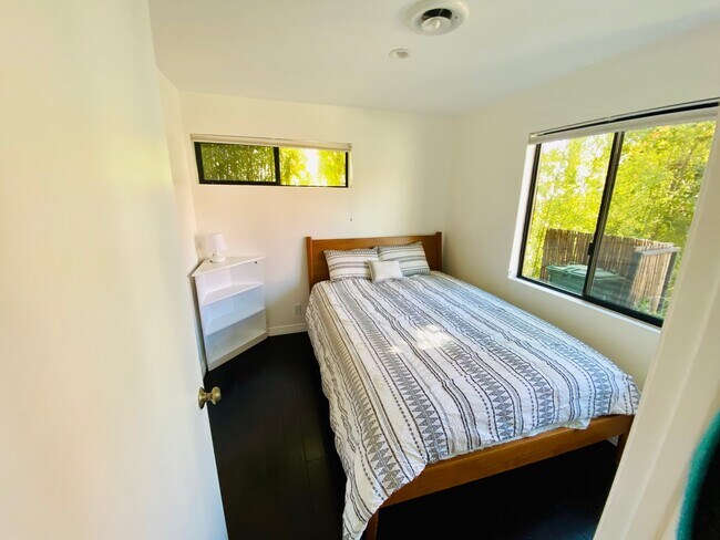 Queen bed in bedroom - 270 Tavistock Ave
