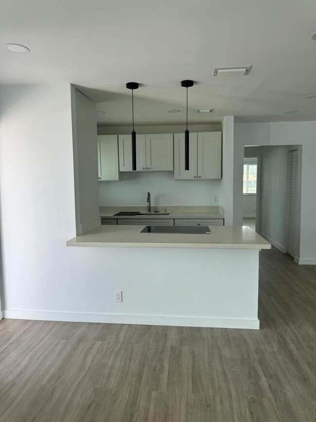 Building Photo - NEW Hardwood Floors - 2 Bed 1 Bath