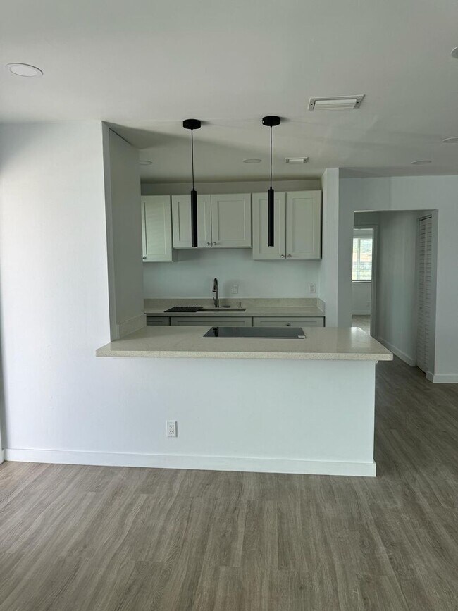 Foto del edificio - NEW Hardwood Floors - 2 Bed 1 Bath