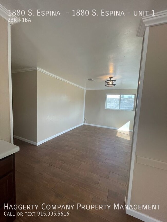 Building Photo - 2 bed 1 bath all utilities included