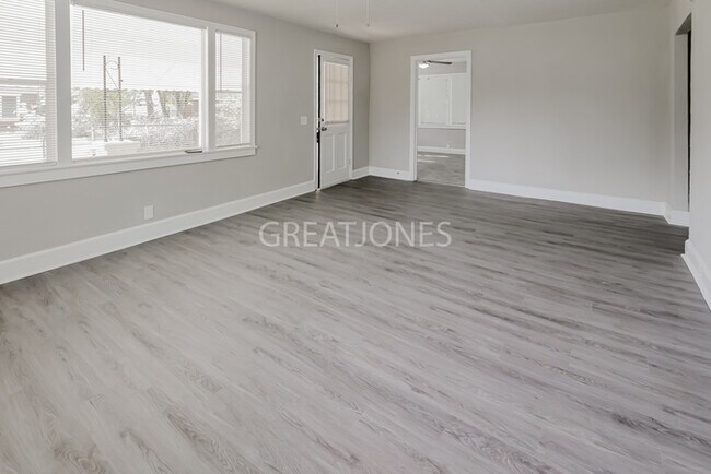 Building Photo - SIGN LEASE BY 2/28 AND GET $250 OFF FIRST ...