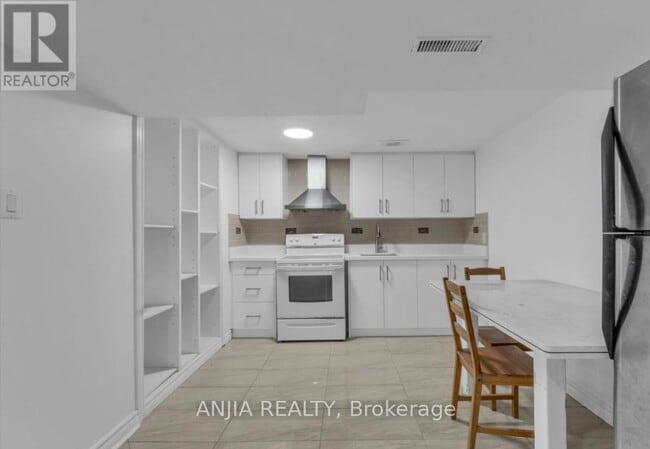 Building Photo - 26 Silbury Dr