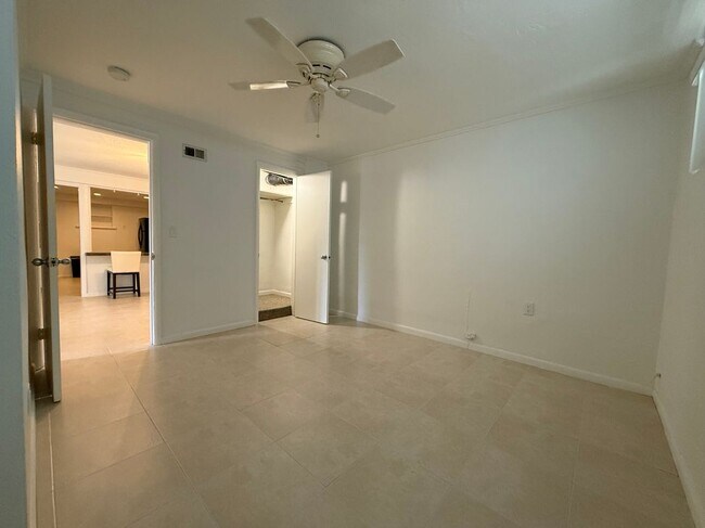 Foto del edificio - 656 Manor Dr