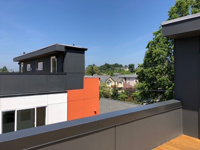 Foto del edificio - Gorgeous Townhome in Sunny Judkins Park-25...