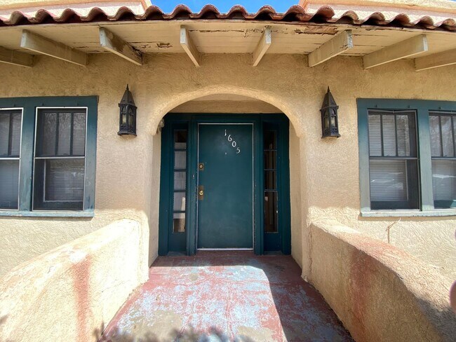 Building Photo - Spacious 3-Bedroom