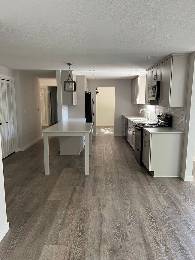 Building Photo - Newly Remodeled - Light & Bright  Home in ...