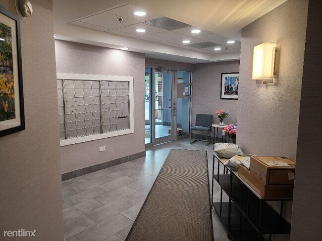 Building Photo - 2 br, 2 bath Condo - 6401 W Berteau Ave 51...