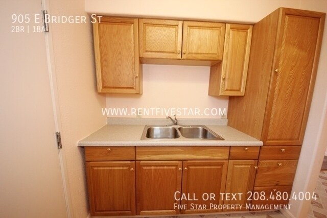 Building Photo - 905 E Bridger St