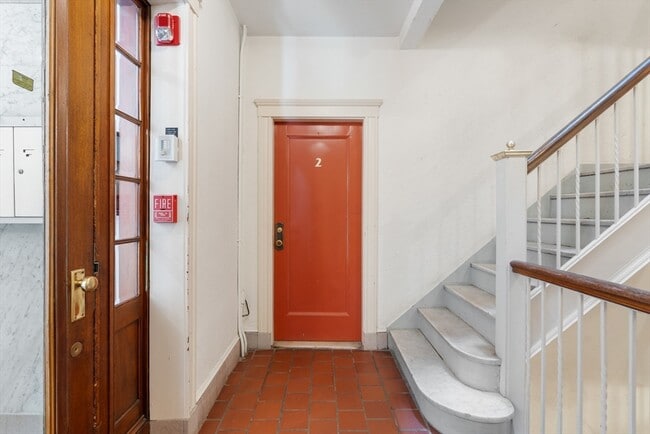 Building Photo - 42 Linnaean St