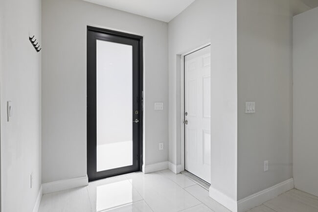 Building Photo - 674 Windermere Dr