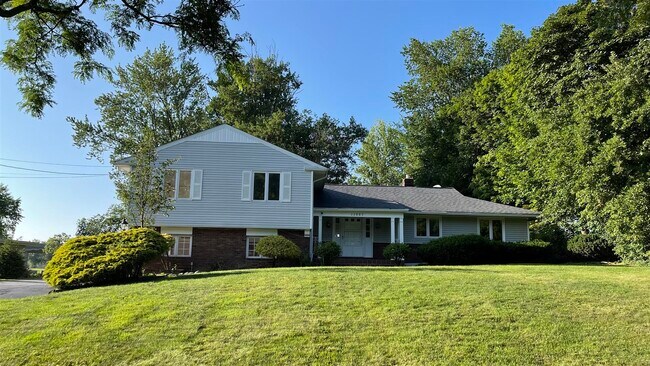 Foto del edificio - 22007 Halburton Rd