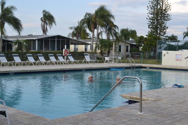 Foto del edificio - 16236 SW Indianwood Cir