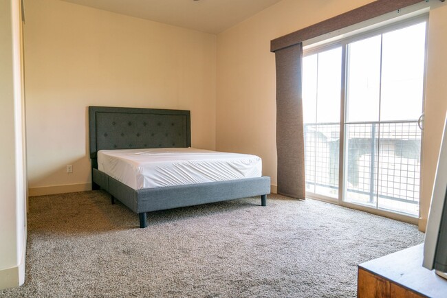 Building Photo - Park City