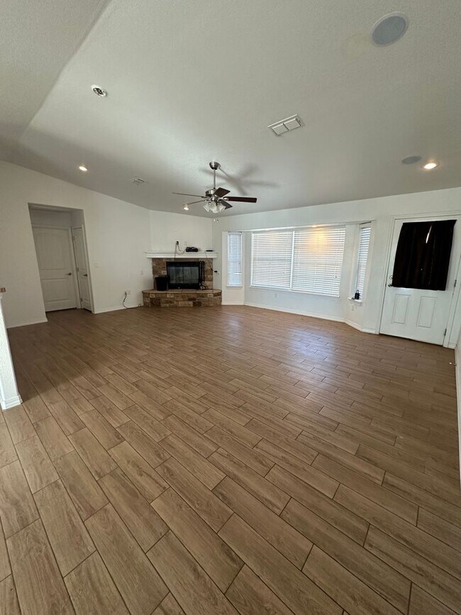 Building Photo - Private 3 Bed Home Lots of Room!