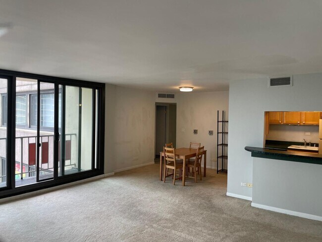 Foto del edificio - 6150 N Kenmore Ave