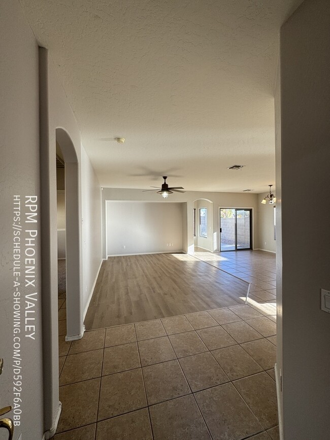 Foto del edificio - Open concept 3 bed / 2 bath with *NEW* Flo...