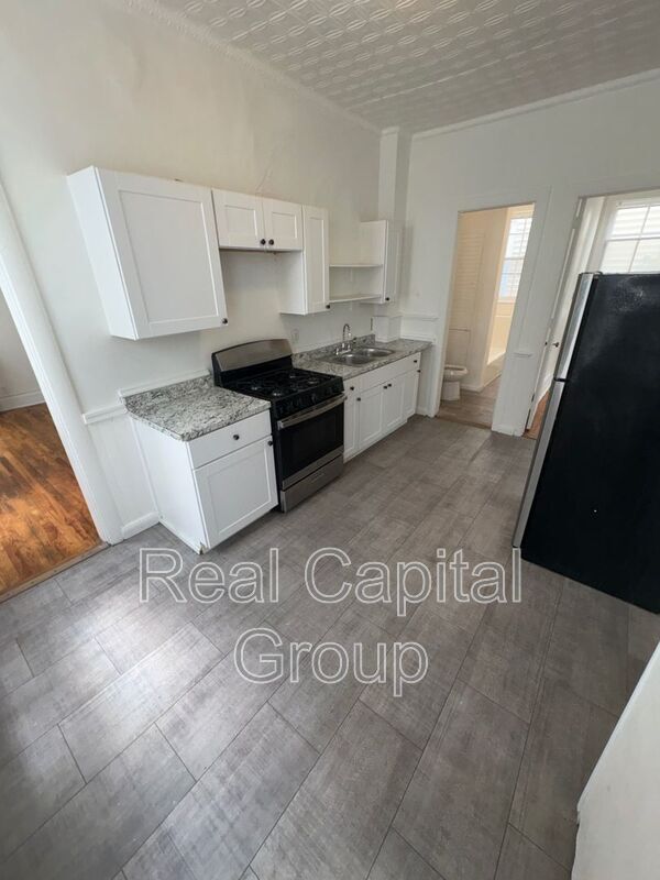 Building Photo - 130 5th Ave