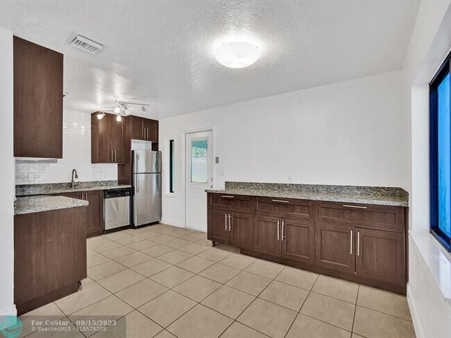 Building Photo - 700 SW 12th St