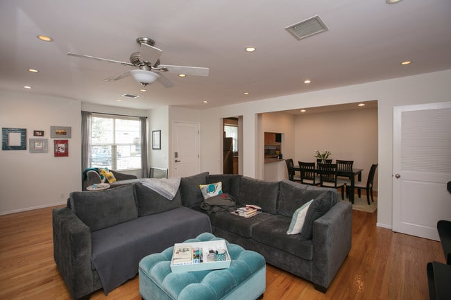 sala de estar estilizada - 1622 Franklin St