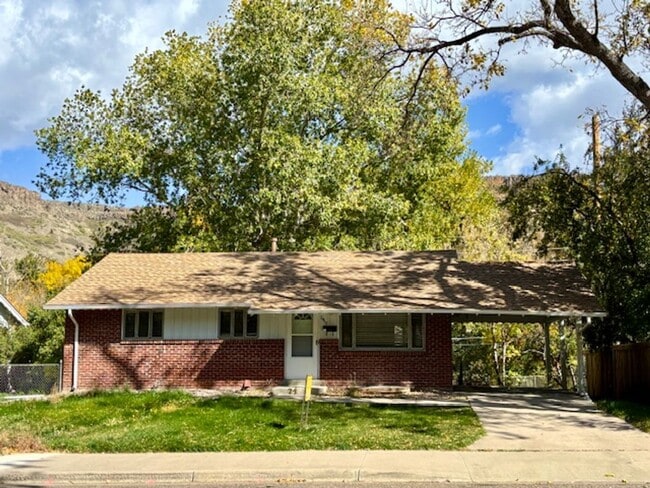 5-Bedroom in Golden - 5-Bedroom in Golden House