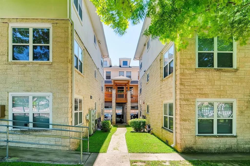 Foto principal - 305 E 31st St