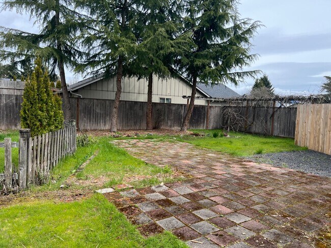 Building Photo - 2 bedroom 1 bath duplex in great neighborh...
