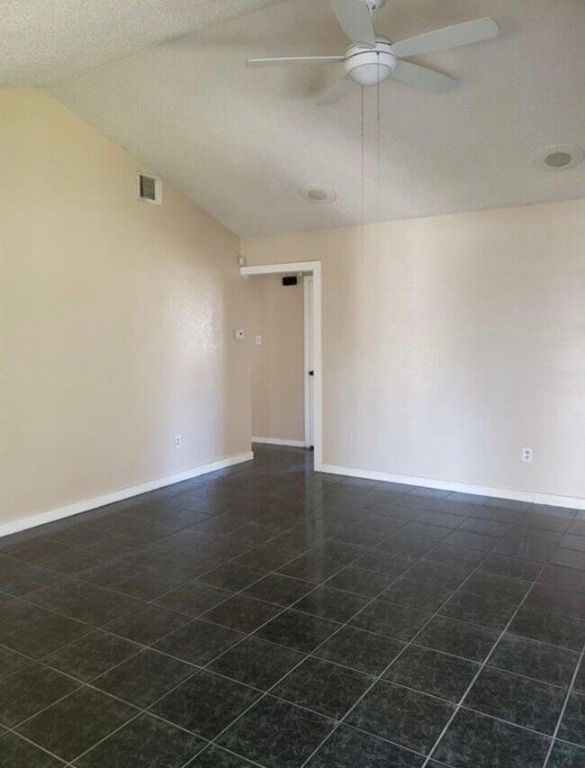 Foto del edificio - 2426 Spring Dusk Dr