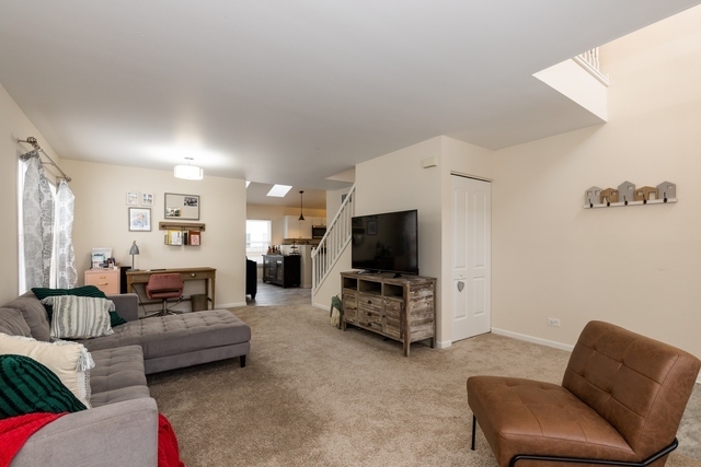 Building Photo - 37 E Rosewood Ln