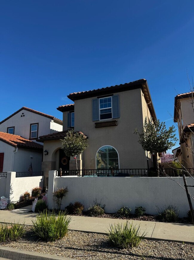 Foto del edificio - 2 STORY HOME WITH SOLAR IN WEST ROSEVILLE!