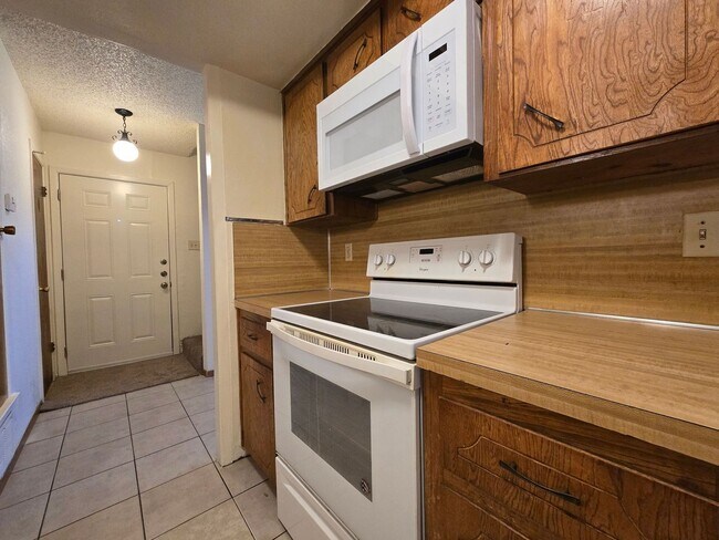 Foto del edificio - AVAILABLE NOW!