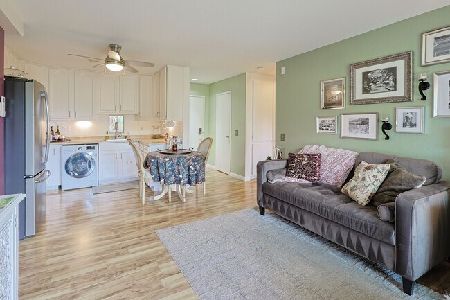 Foto del edificio - Beautiful 2 Bed, 2 Bath Condo in 62+ Commu...