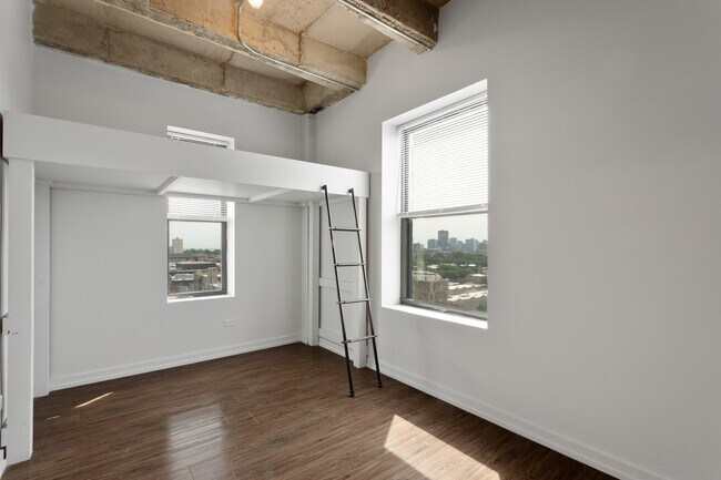 Building Photo - 1325 W Wilson Ave