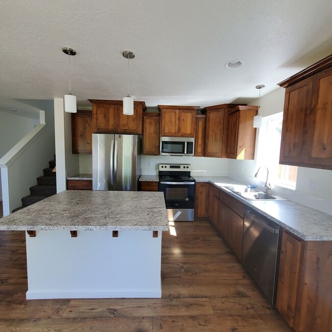 Building Photo - Dog Friendly 3bed : 2.5 bath home w/ Garage   50% off first full month of rent with signing of 1 ...