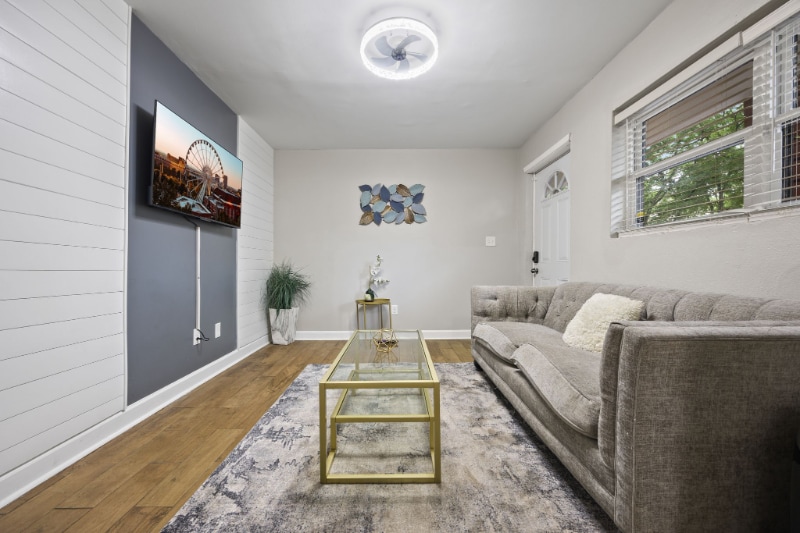 Photo - 692 Smith St SW