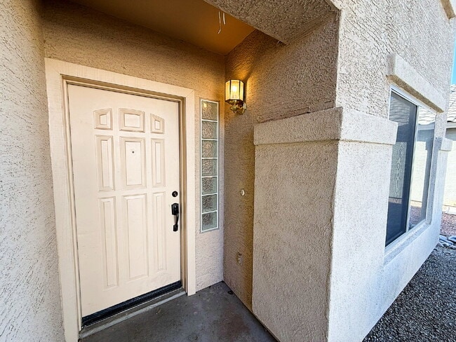 Building Photo - Spacious & Stylish in the Heart of Surprise!