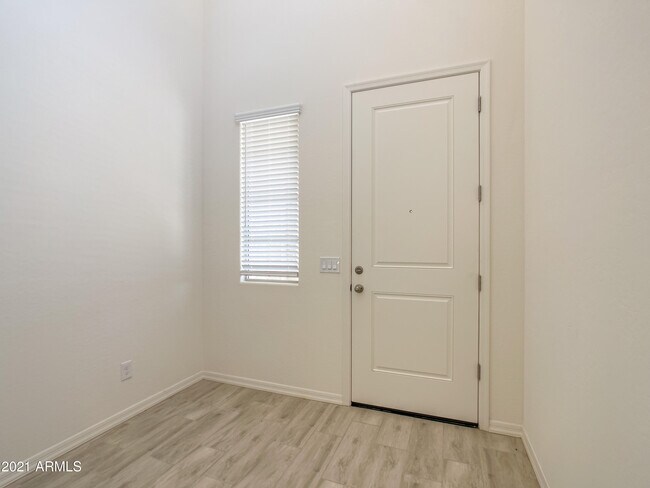 Building Photo - 8847 W Fleetwood Ln