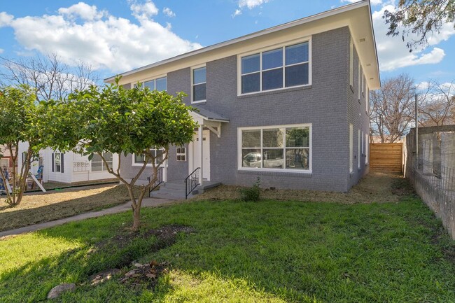Building Photo - 1026 W French Pl 2 San Antonio TX 78212